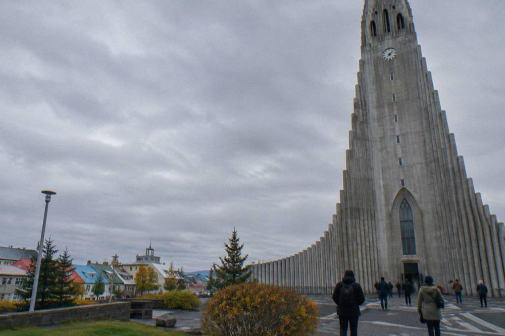 Hallgrimskirkja church exterior with its stepped concrete columns against a grey sky